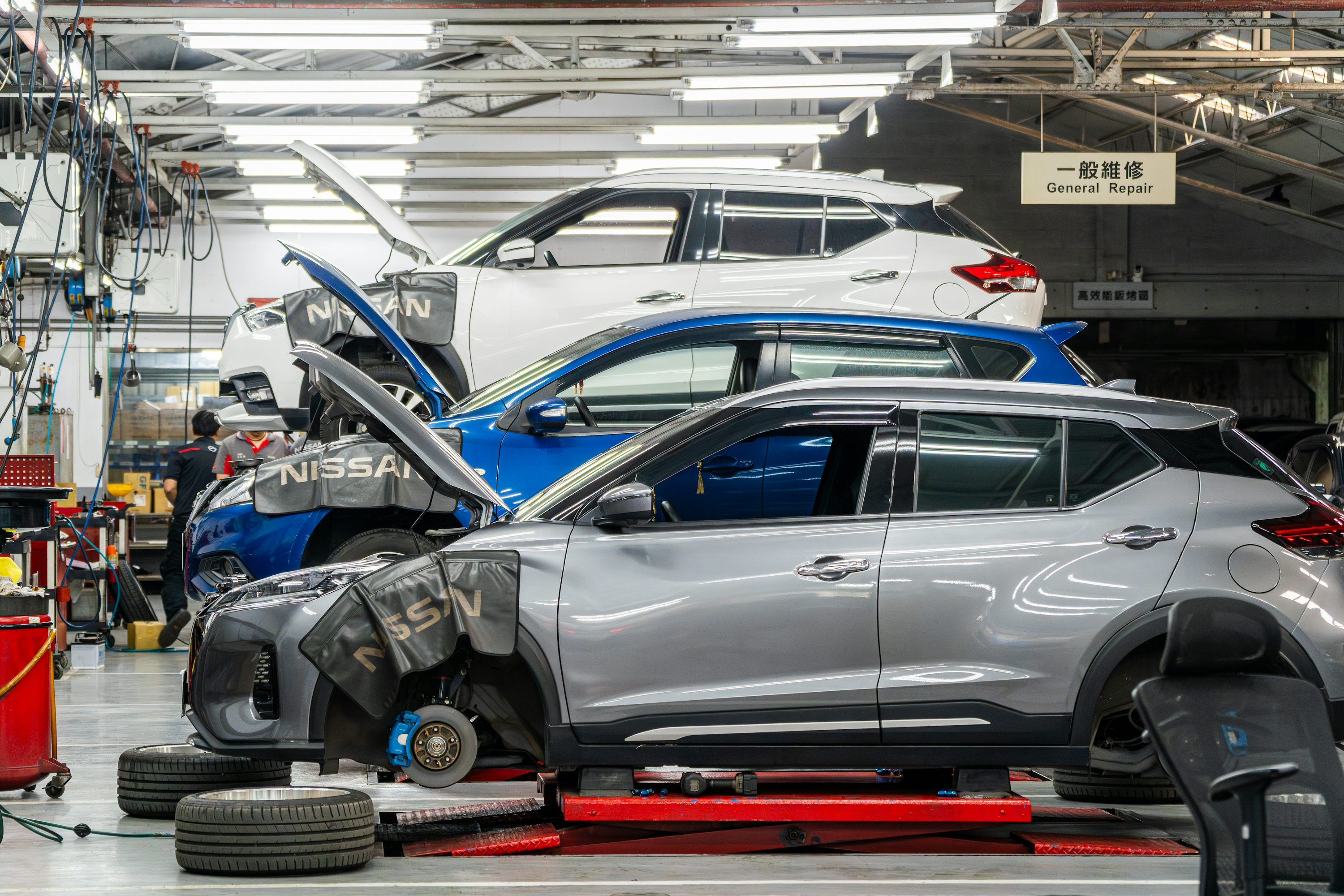 Technische Arbeit an einem Fahrzeug im Servicebereich